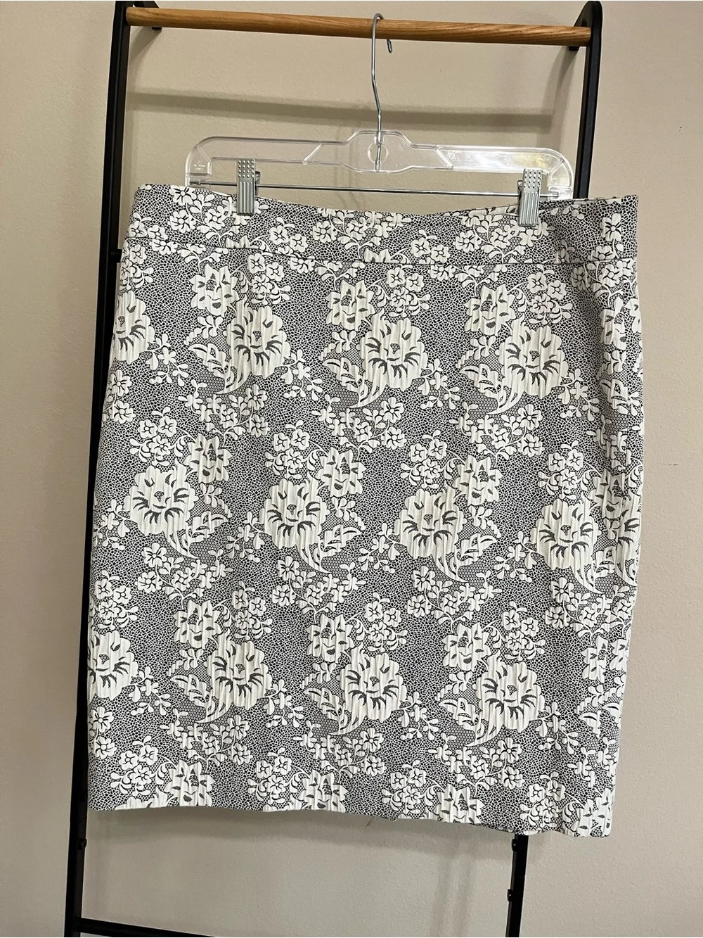 Ann Taylor Floral Textured Pencil Skirt w/ Back Slit - Size 14